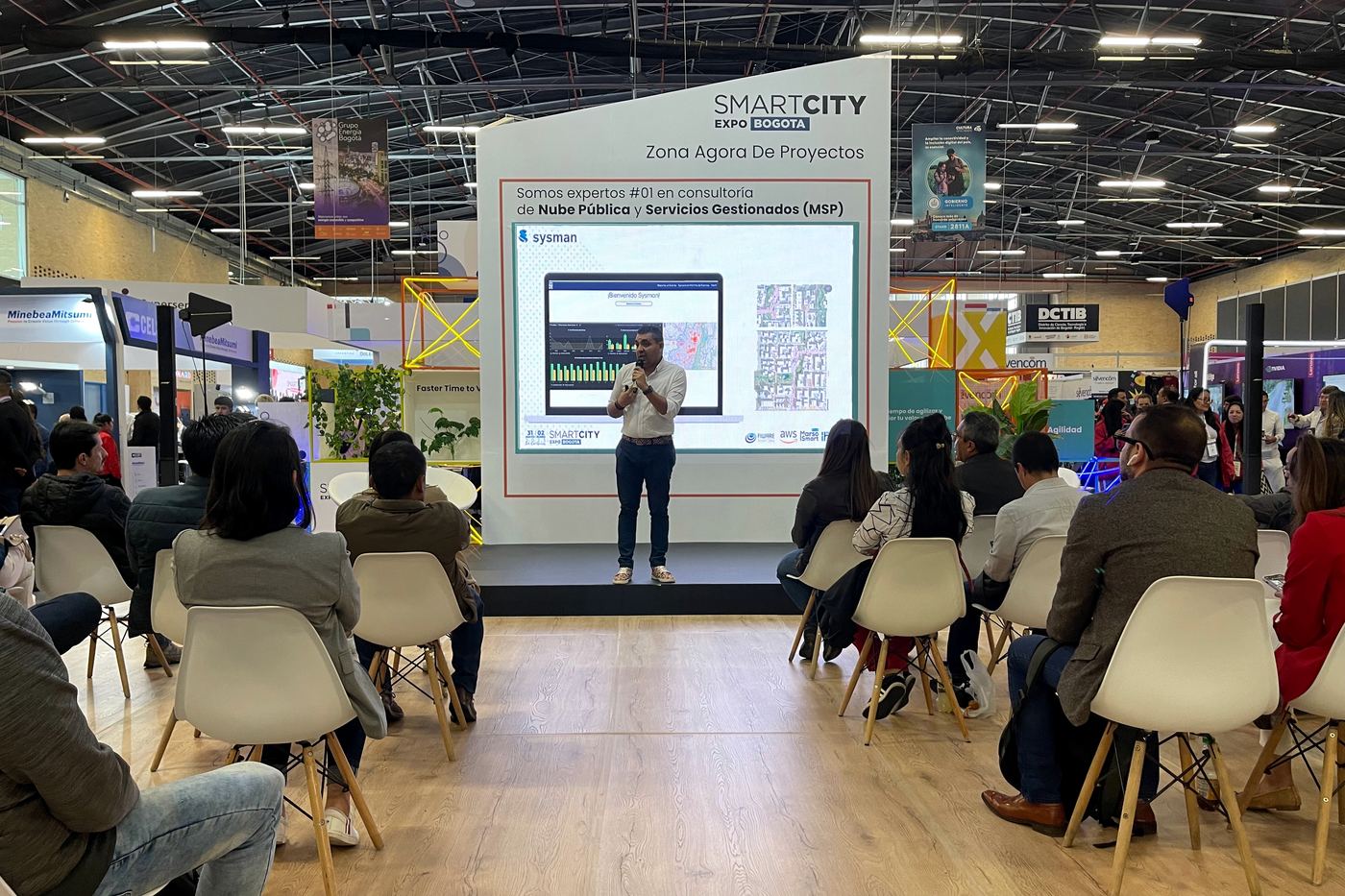 Presentación en la Zona Ágora de Proyectos de Smart City Expo Bogotá, vista desde el público
