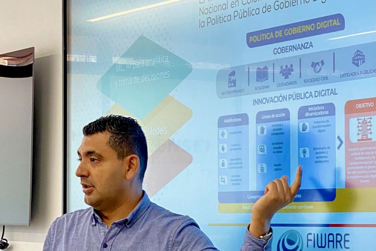 Explicando el modelo ABC de la Política de Gobierno Digital de Colombia frente a una pantalla