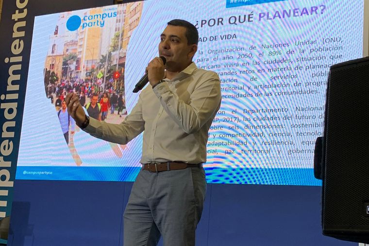 Ponencia en Campus Party Colombia sobre planeación urbana, con datos de la ONU y el DNP proyectados