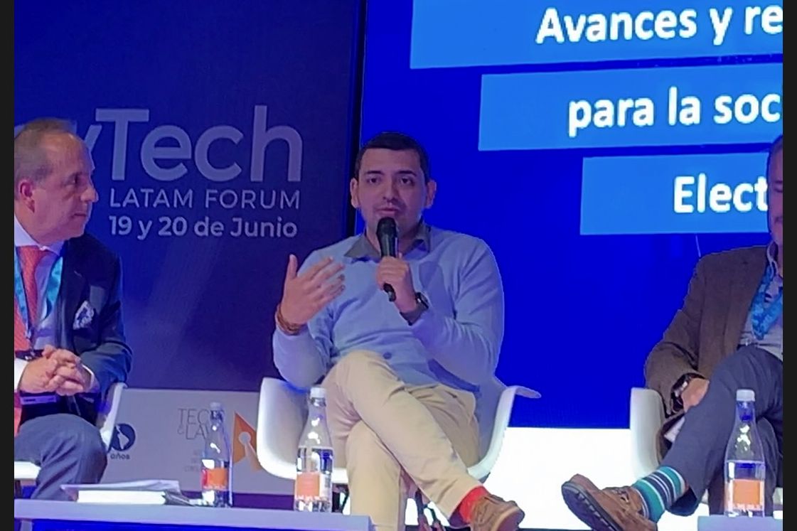 Alexánder Ricardo Andrade con el micrófono durante un panel en el GovTech LATAM Forum